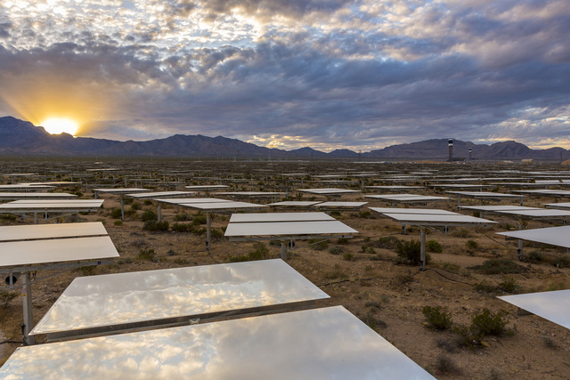 Dünyanın en büyük güneş enerjisi santrali elektrik üretmeye başladı